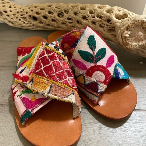 NWOT Free People Momo New York
Embroiderd Sunny Days Slip On Sandals size 6 - Picture 1 of 6